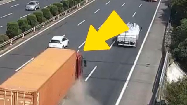 突发爆胎未做警示，被撞了...还好人没事