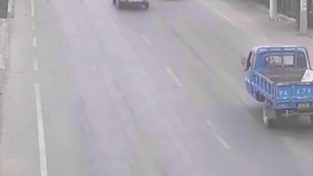 男子骑车拐来拐去，也不知道他想干什么