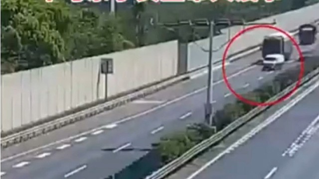 小货车高速爆胎，侧滑翻车真惊险