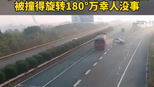 匝道口“自杀式”减速变道，被撞得旋转180°，自寻死路也不要害别人