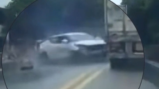 小车车因操作不当撞稀烂，太可惜