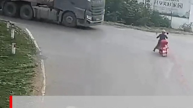 电动车闯红灯，结果“粉身碎骨”