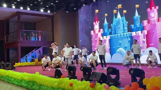 当幼儿园升学典礼邀请爸爸们上台时，我们都是王心凌男孩