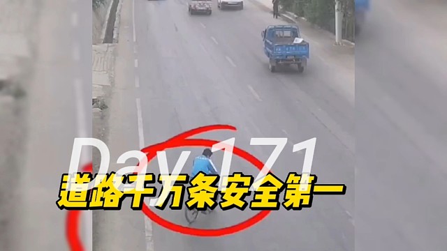 男子骑车拐来拐去也不知道他想干什么！