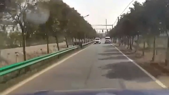 这么窄的路非要逆行大哥还要表演一波才艺