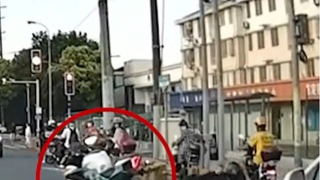 摩托车被追尾后“自动驾驶”横穿十字路口！白车涉嫌故意