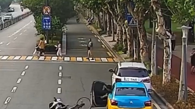 出租车司机开门杀，司机全责