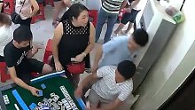 男女为了争夺麻将位动手，女的出手果断打完就走，最后被带走和解