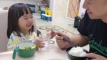 被这父女俩整破防了，她以为爸爸是怕刷碗，原来爸爸看碗里的饭快没有了赶紧去加饭