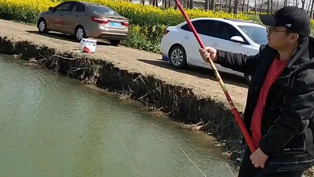 小伙子第一次钓大物