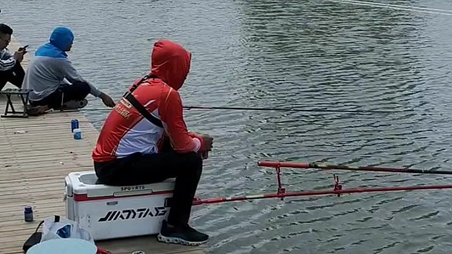 自己狂打窝，旁边的钓友狂上鱼