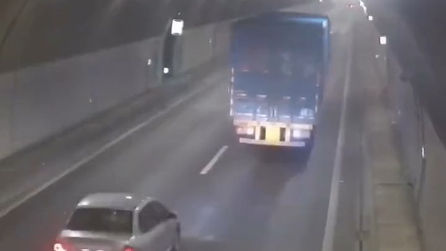 小车司机犯困，惨烈追尾大货车