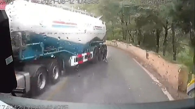 雨天大货过弯不减速，对面车遭了大殃！
