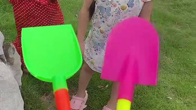 亲子互动游戏，我捡了两个小铲子