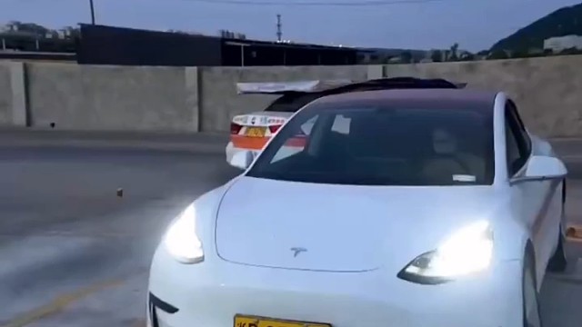 特斯拉的教练车真是头一次见，看这学员笑的多开心