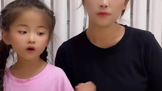 亲子互动游戏，宝贝的嘴巴不好用了，要看医生！