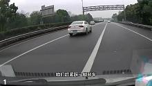 小伙变道不仔细观察，结果车辆失控180度旋转调头，有惊无险第一集