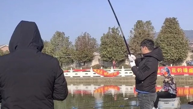 中鱼看有没有背书包