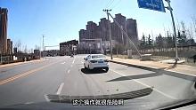 小伙在双黄实线突然掉头，害得后方车辆紧急刹车，险些酿成大祸第一集