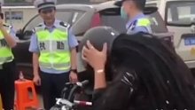 男子不戴头盔骑车上路 现场演示“难言之隐” 民警在一旁直接笑翻
