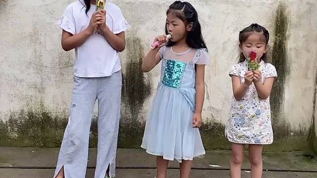 亲子互动游戏，宝贝们怎么总是吃些稀奇古怪的糖果呀！