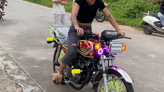 你在旁边，会不会揍她？