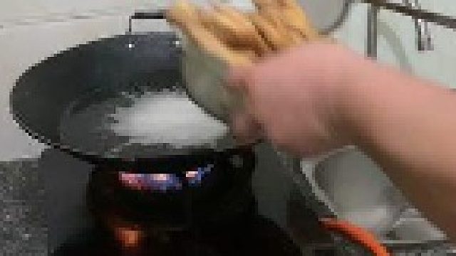 有没一种可能他在做美食