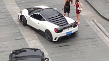 路人小姐姐搭讪法拉利车主，只可惜没有多余的座位了
