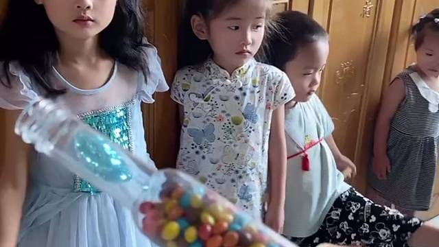 亲子互动游戏，都想吃我的巧克力豆