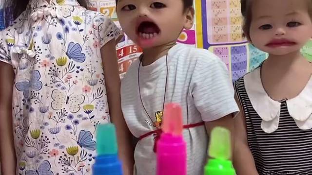 亲子互动游戏，来宝贝们一人一口！