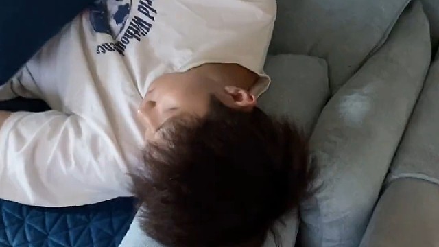 熬夜一晚上，还过来找我，怎么说呢，很开心咯