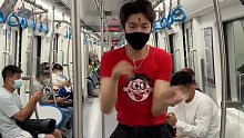 地铁里尬舞