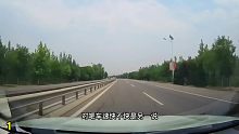 小伙开车不提前预判，险些酿成悲剧 第一集