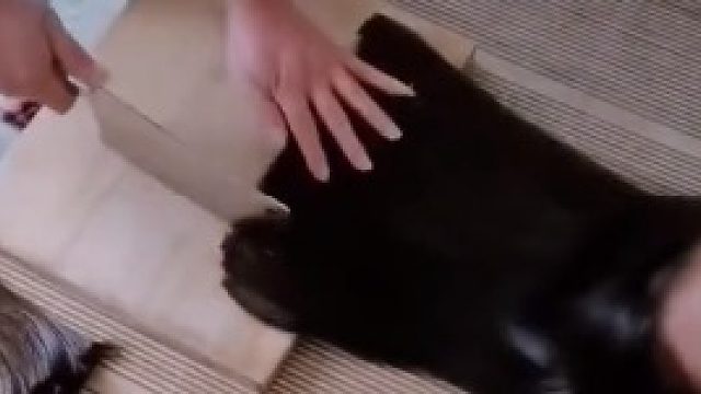 老爸网上学一招“菜刀剪头发”拿女儿来试点，妈妈的反应亮了