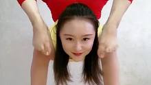 不仅人漂亮，瑜伽技术也厉害