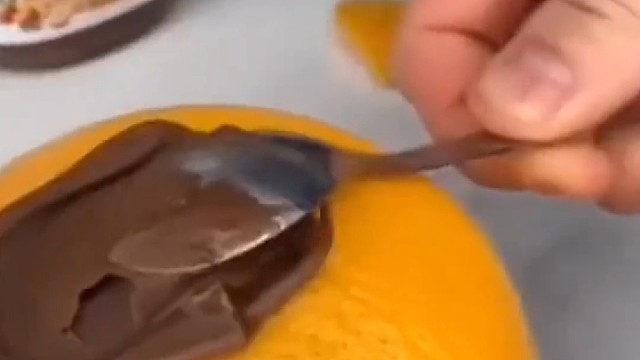 男子用巧克力恶搞女友