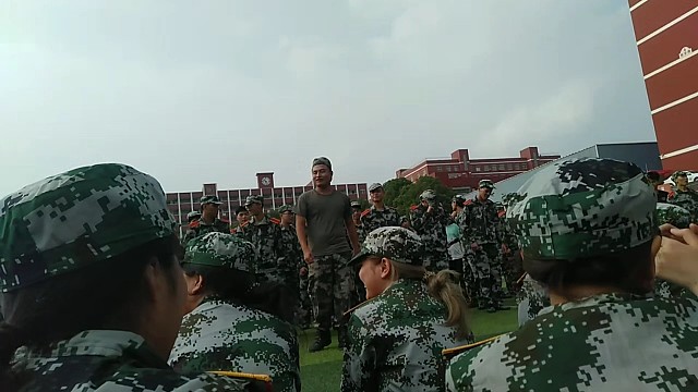 对于一个搞笑女来说憋笑真的很难拜托