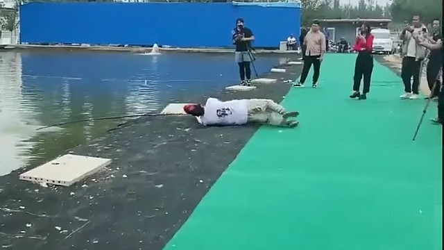 巨物把人拉的摸爬滚打不是来搞笑的吧