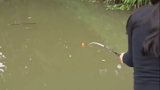 小姐姐钓鱼，好像挂到潜水艇了