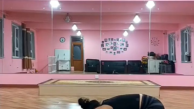 蛇击——吸气，胸腹擦地出，呼气胸腹擦地回