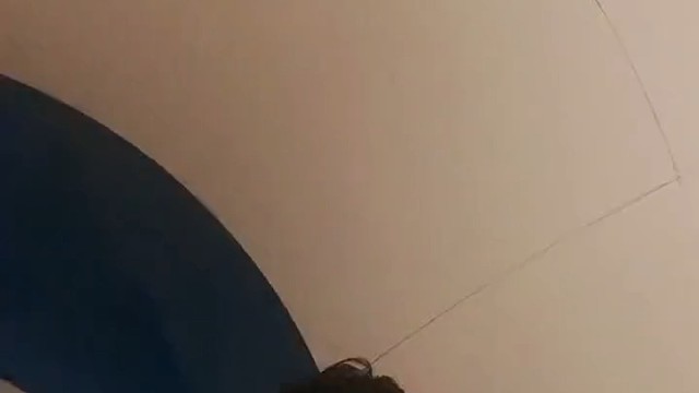 看得出来他真的怕，都没时间看妹子