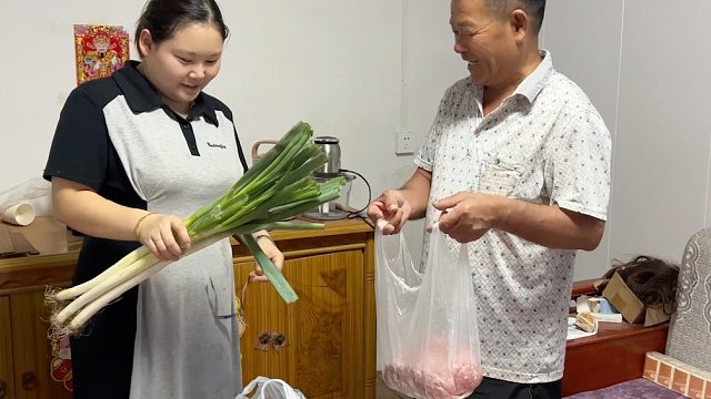 妞妞回娘家送月饼，婆婆直接拿1000元给她，这样的婆婆真少见