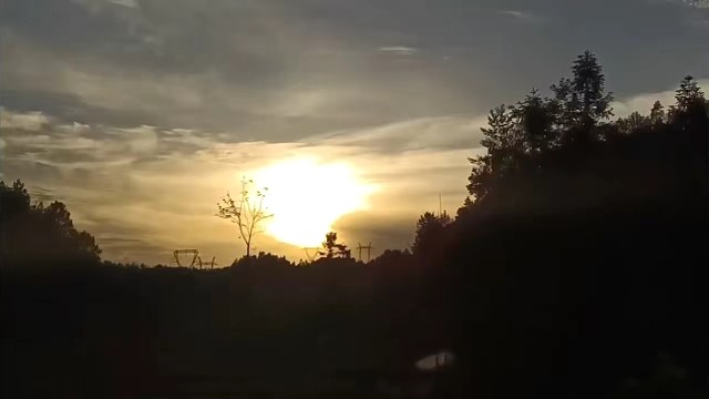 日落跌进昭昭星野，人间忽晚山河已秋.