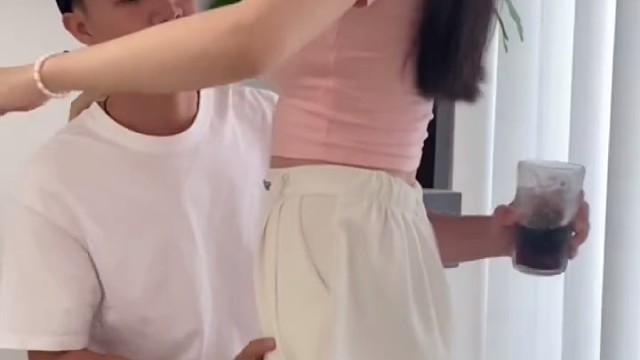 有点不一样的搂腰喝水挑战快和对象拍起来#情侣