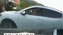 轿车误把倒车当刹车，结果掉落悬崖，恐怕车上人员凶多吉少呀！