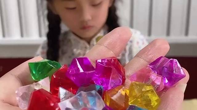 亲子互动游戏，宝贝挖出来什么好东西了