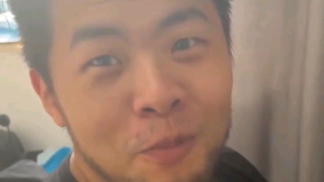 当我亲我兄弟的时候