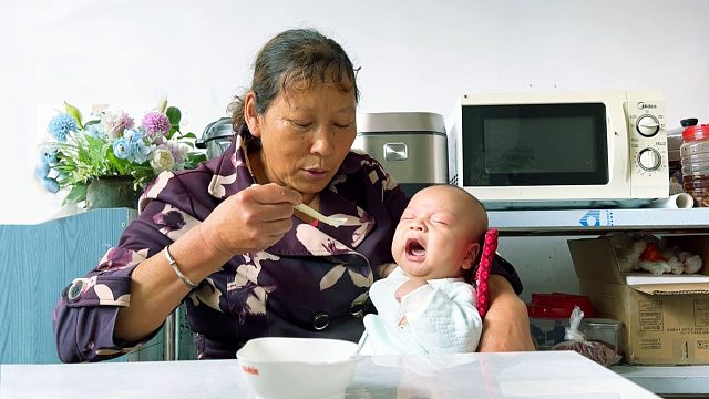 奶奶在家带孙子，饿得哇哇大叫，真是急死人