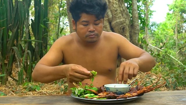 家里的鹌鹑烤熟，配上青柠酱，吃一口酸爽过瘾