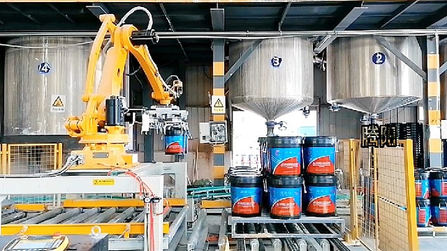 全自动码垛机器人代替人工化工桶码垛